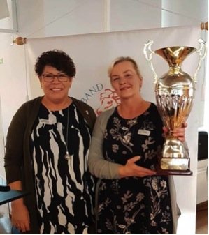 Helga B. Helgadóttir formaður Æskulýðsnefndar LH afhenti formanni Hrings bikarinn