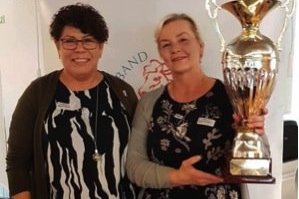 Helga B. Helgadóttir formaður Æskulýðsnefndar LH afhenti formanni Hrings bikarinn